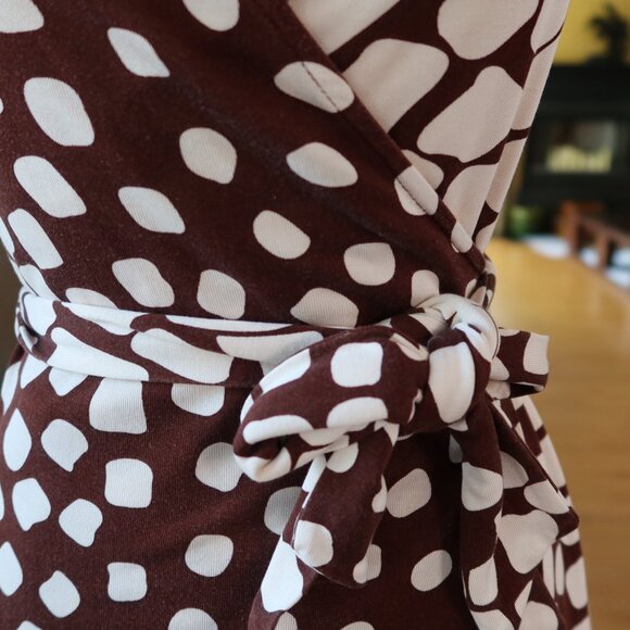 Diane von Furstenberg DVF $285 "Jilda" 100% silk wrap blouse top brown/ivory 2 - Picture 6 of 16